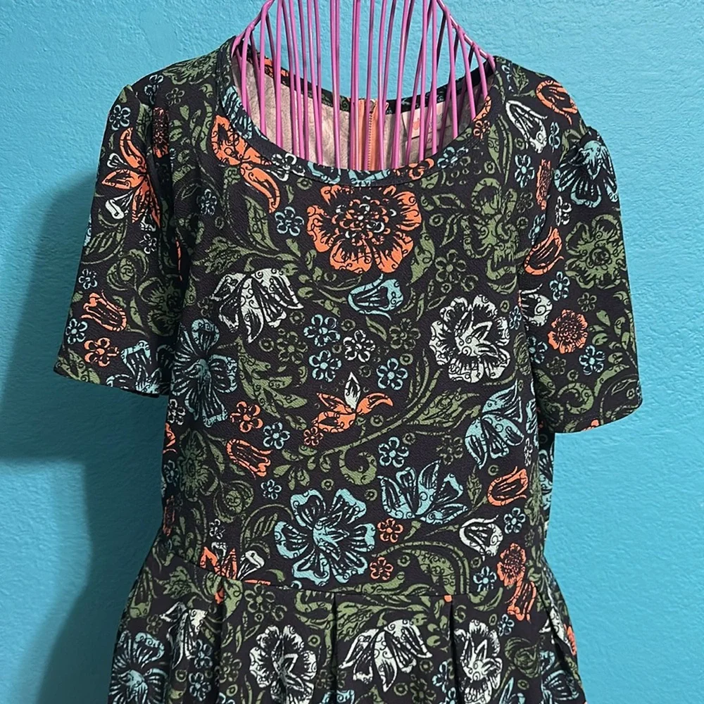 LuLaRoe Amelia Dress 2X Navy background stretchy w/ pockets. EUC - Picture 2 of 5